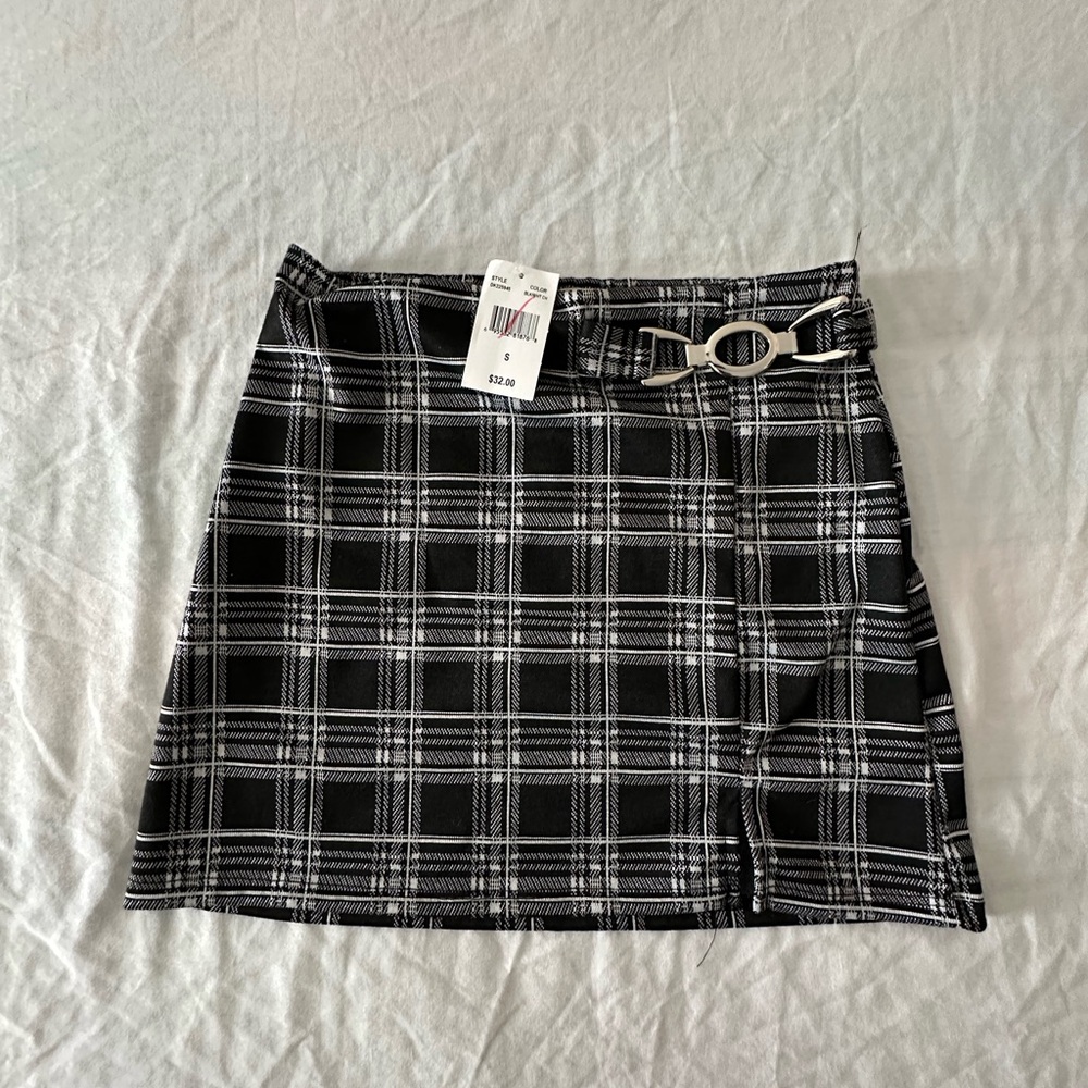 BNWT No Comment Womens Black plaid miniskirt. Small